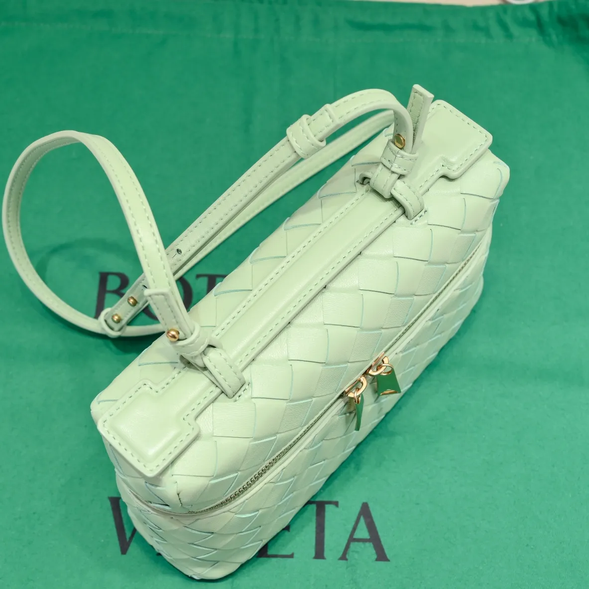 Batch 1360 Bottega Veneta 24 spring and summer woven zipper crossbody bag. A crossbody bag that can be used as a cosmetic bag. The exquisite weaving and compact body are an indispensable accessory for the upcoming summer. The double zipper also better protects the bag. It has a large capacity. If you like it, don’t miss it. Style number: 9109 Size: 22*12.5*5cm